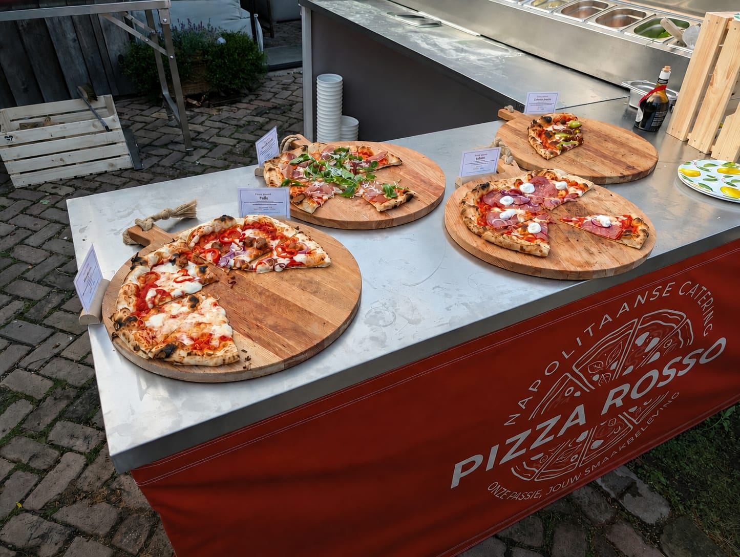 Verse Napolitaanse pizza in punten op een houten plank