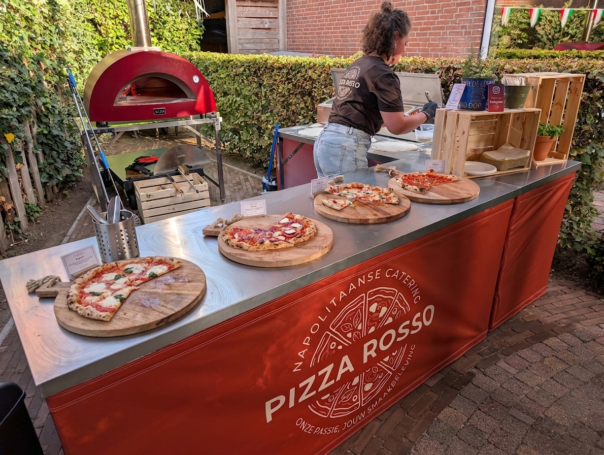 De complete mobiele pizza-keuken van Pizza Rosso, midden tussen de gasten tijdens een feest op locatie