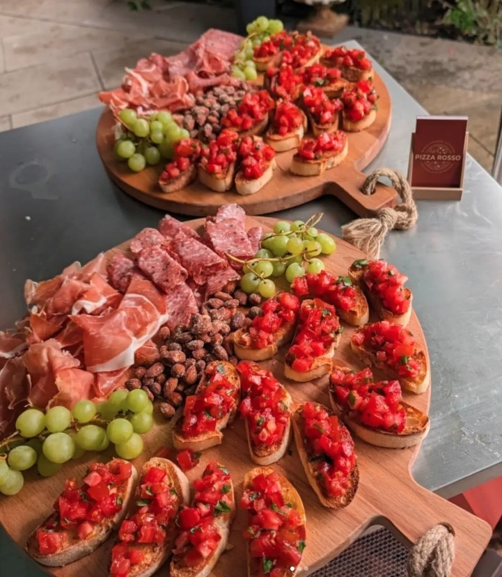 Antipasti-plank met huisgemaakte bruschetta en verse Italiaanse vleeswaren