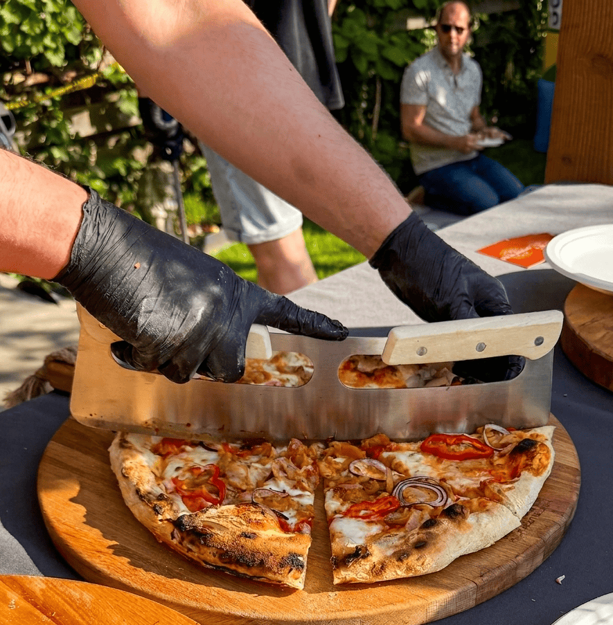 Pizzabakker op locatie voor een gezellig bedrijfsfeest