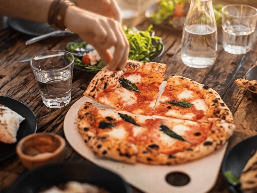 Ervaren pizzachef bereidt deeg voor jouw gasten