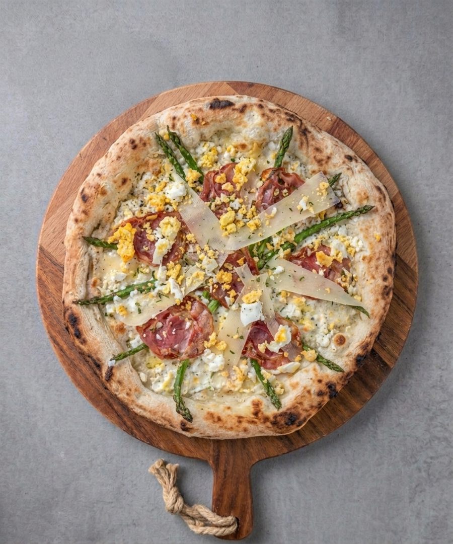 Pizza Asperge Deluxe met groene asperges, pancetta, gekookt ei en Parmezaanse kaas